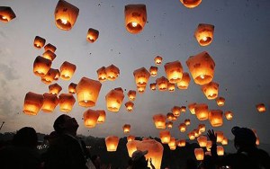 People release lanterns to celebrate the traditional Chinese Lantern Festival in Taipei...People release lanterns to celebrate the traditional Chinese Lantern Festival on the first full moon of Lunar New Year in Taipei county March 4, 2007. The lanterns are released in belief they will bring good luck and blessings. REUTERS/Richard Chung (TAIWAN)